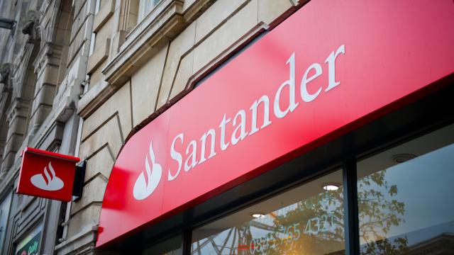 El letrero de una oficina del Banco Santander.