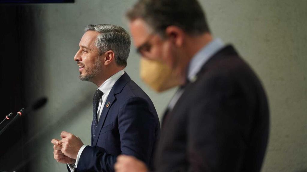 Juan Bravo junto a Elías Bendodo tras el Consejo de Gobierno