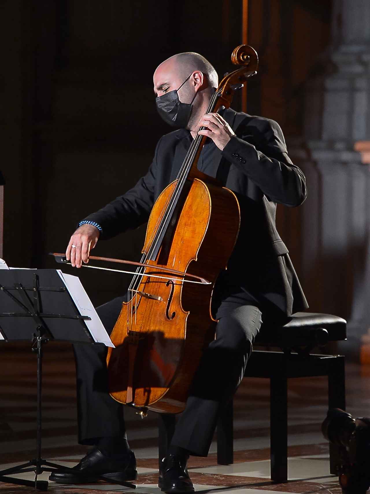 Guillermo Turina tocando el Stradivarius 1700 durante el concierto en el Palacio Real.