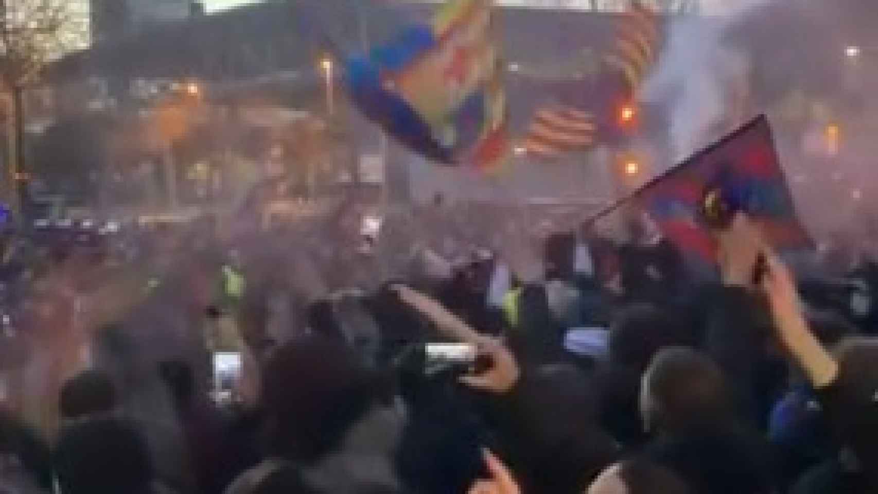 Los aficionados de Barça se agolpan a la entrada del Camp Nou