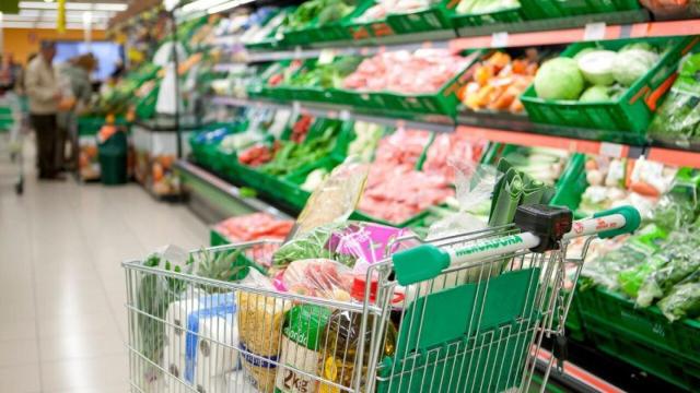 Un carrito de Mercadona repleto hasta arriba de comida.