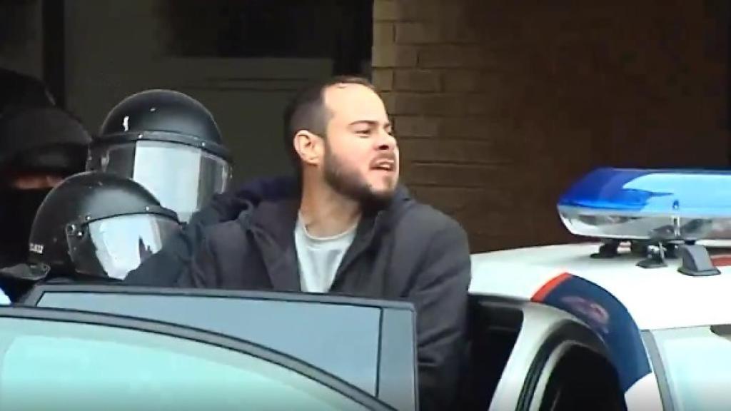 El rapero Pablo Hasél saliendo de la Universidad de Lleida tras ser detenido por los Mossos.