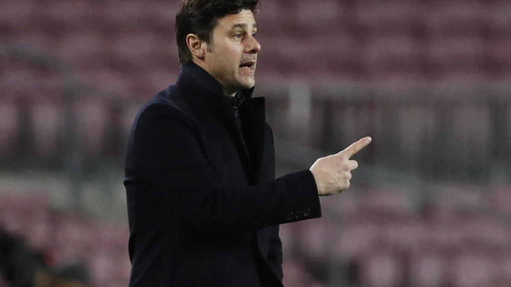 Mauricio Pochettino da indicaciones a sus jugadores en el Camp Nou