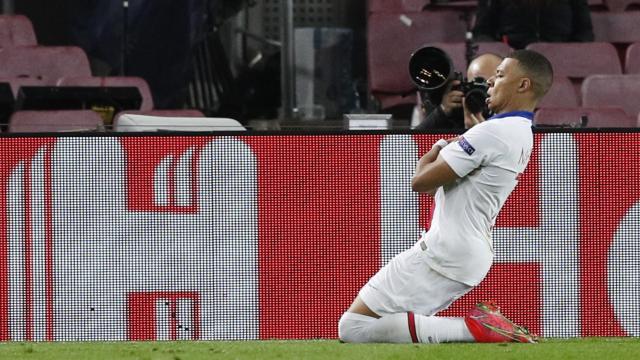 Celebración de Kylian Mbappé en el Camp Nou