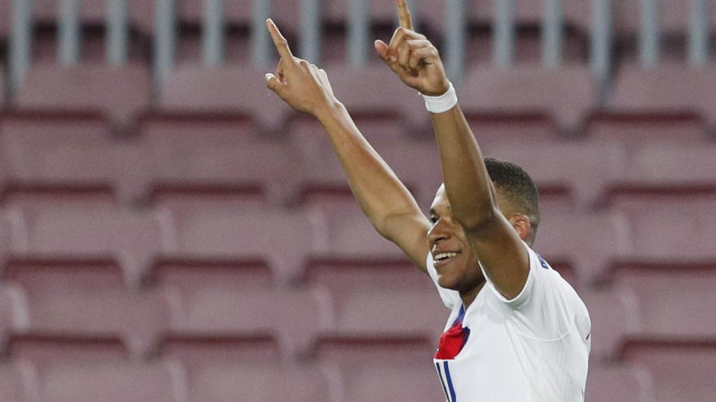 Kylian Mbappé celebra su tercer gol al Barça en el Camp Nou