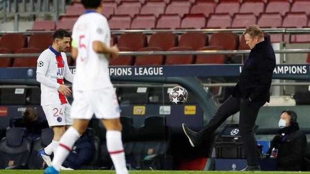 Koeman golpeando el balón en el banquillo