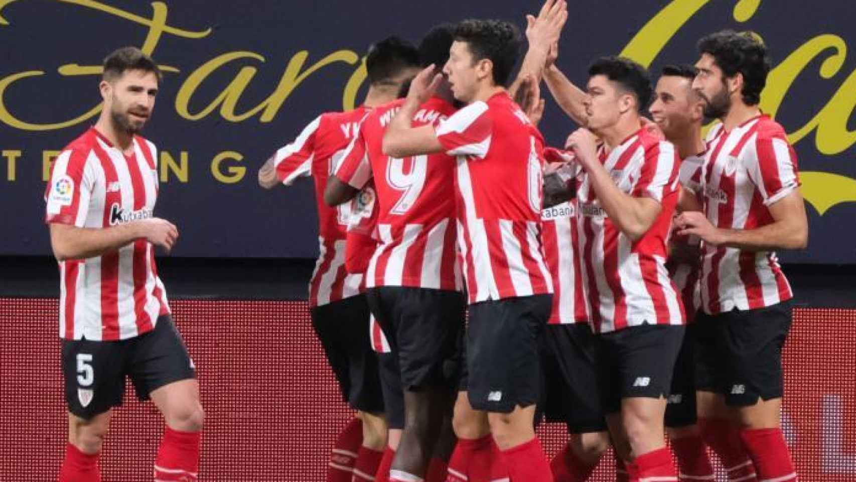 Los jugadores del Athletic celebran un gol al Cádiz en La Liga