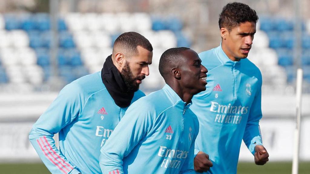 Karim Benzema, Ferland Mendy y Raphael Varane, durante un entrenamiento del Real Madrid