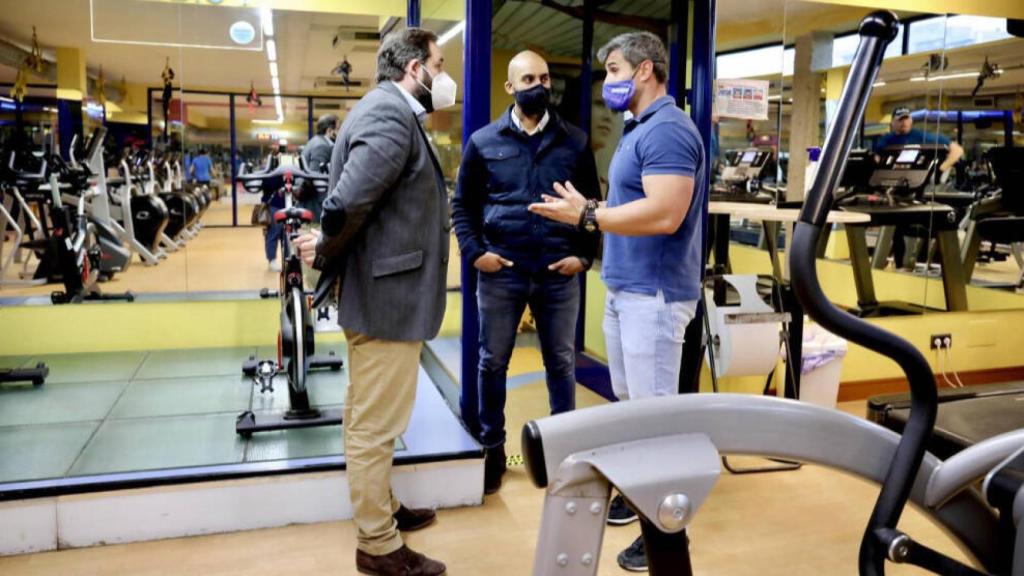 El presidente regional del PP de Castilla-La Mancha, Paco Núñez, visita un gimnasio en Guadalajara, en una imagen de este lunes