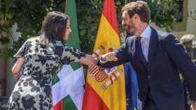 La presidenta de Cs y el presidente del PP se saludan durante la campaña electoral vasca.