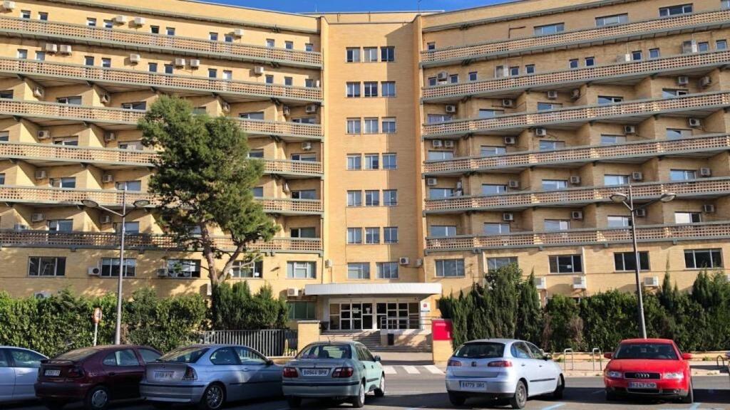 Vista de la antigua Escuela de Enfermería, habilitada para acoger pacientes de Covid-19. EE