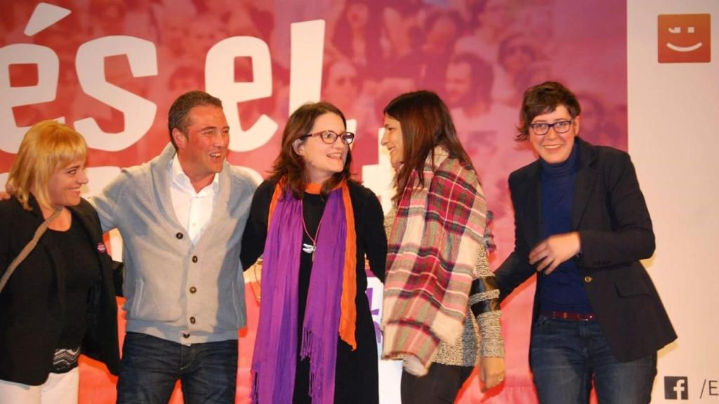 Emilio Morales, alcalde de Chiva, junto a Mónica Oltra durante la campaña electoral de 2015 que le llevó al poder. EE