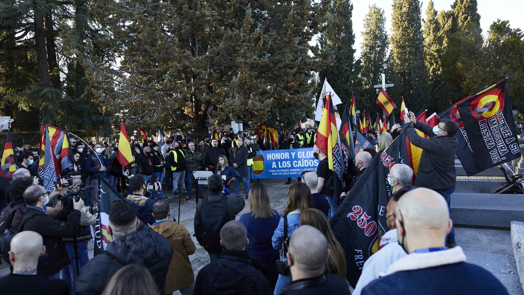 Varias personas participan en una marcha neonazi en Madrid (España), a 13 de febrero de 2021, convocada por el colectivo Juventud Patriota.