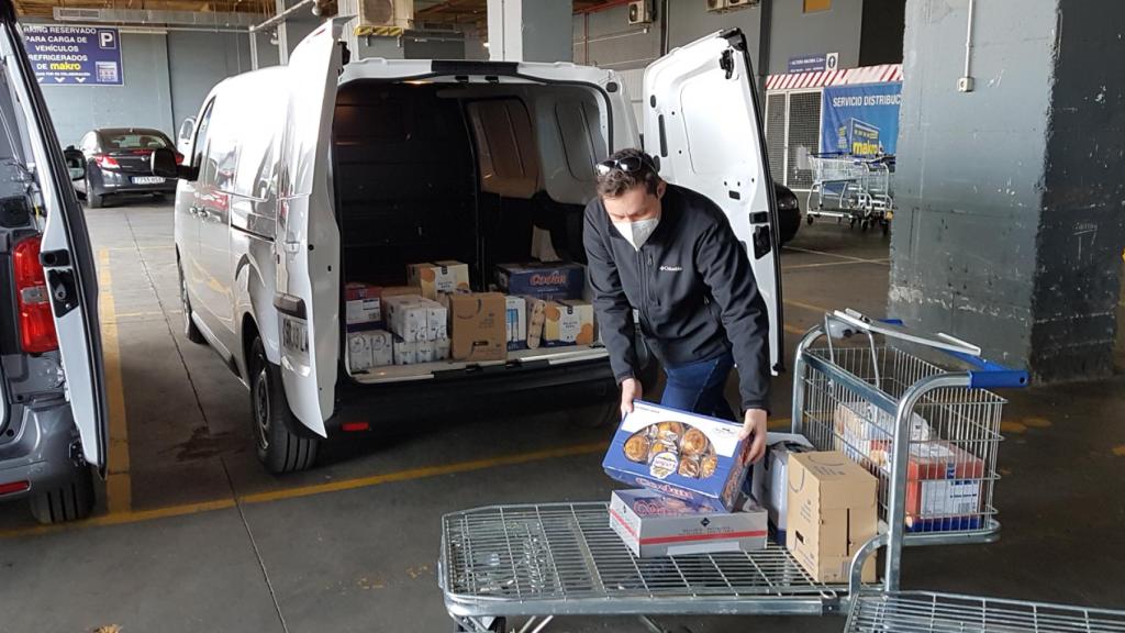 Aquí durante la carga de alimentos en la furgoneta.