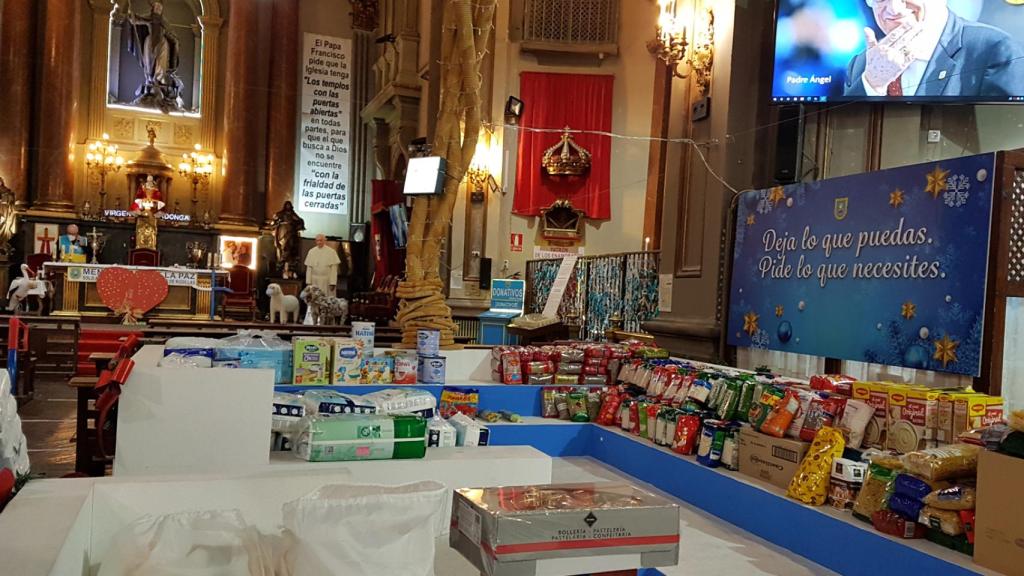 La última parada del día: llevar los alimentos a San Antón, la parroquia del Padre Ángel.