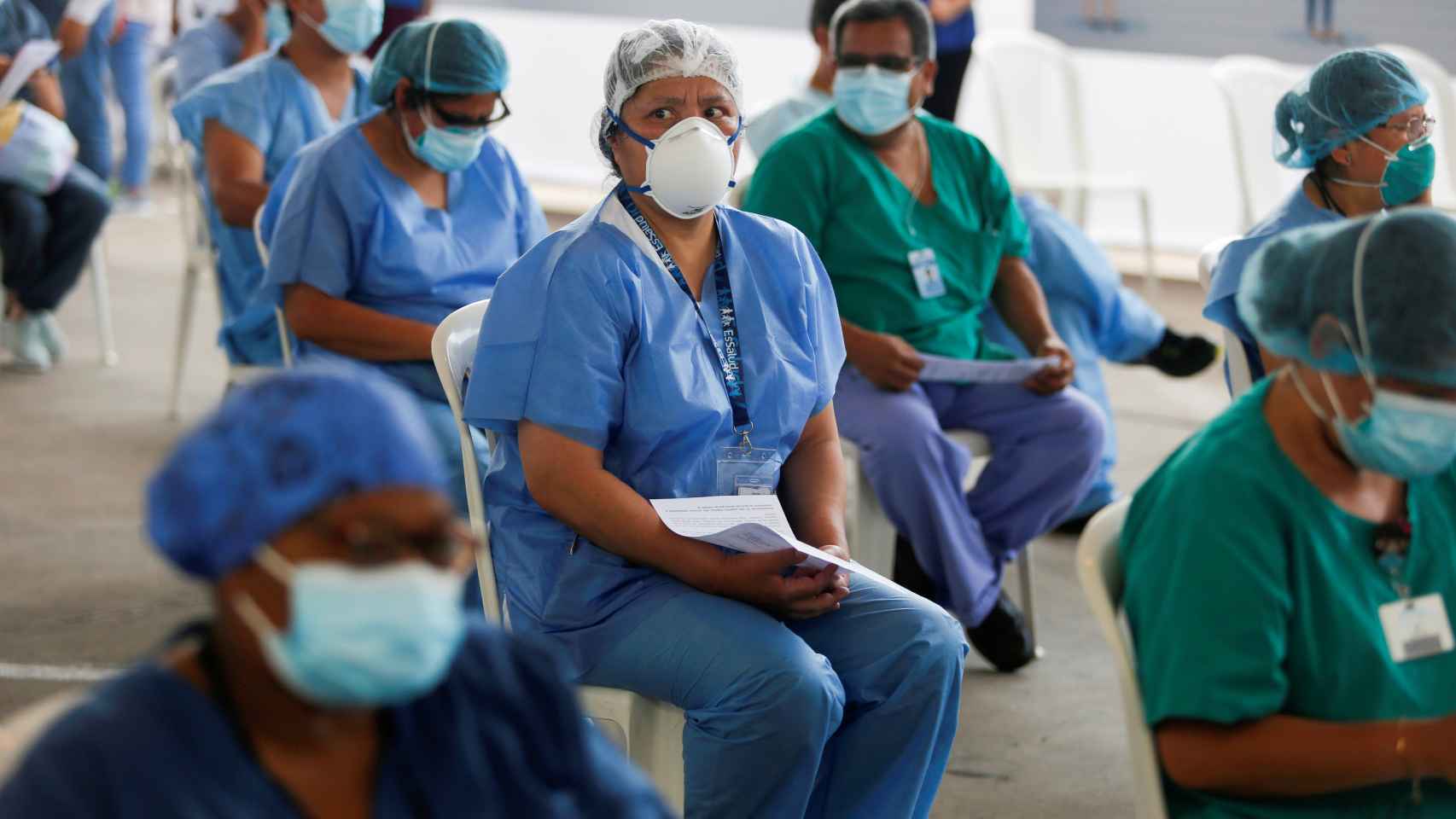 Sanitarios esperan para recibir la primera de dosis de la vacuna de Sinopharm contra la Covid-19 en Lima, Perú.