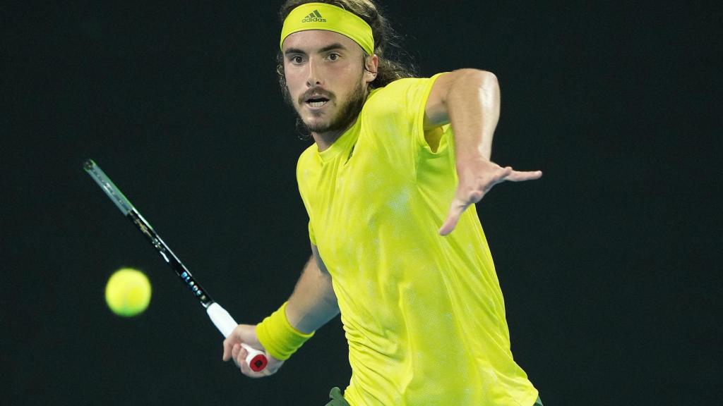 Tsitsipas, golpeando un drive en el partido ante Nadal.