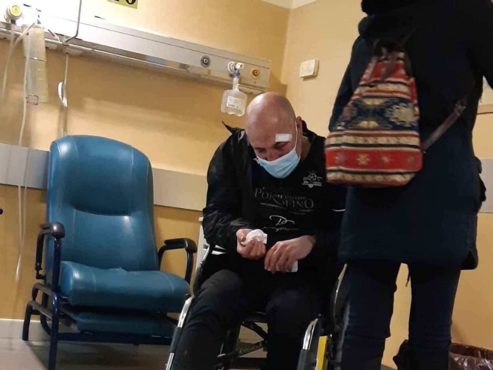 Carlos hospitalizado tras ser apaleado.