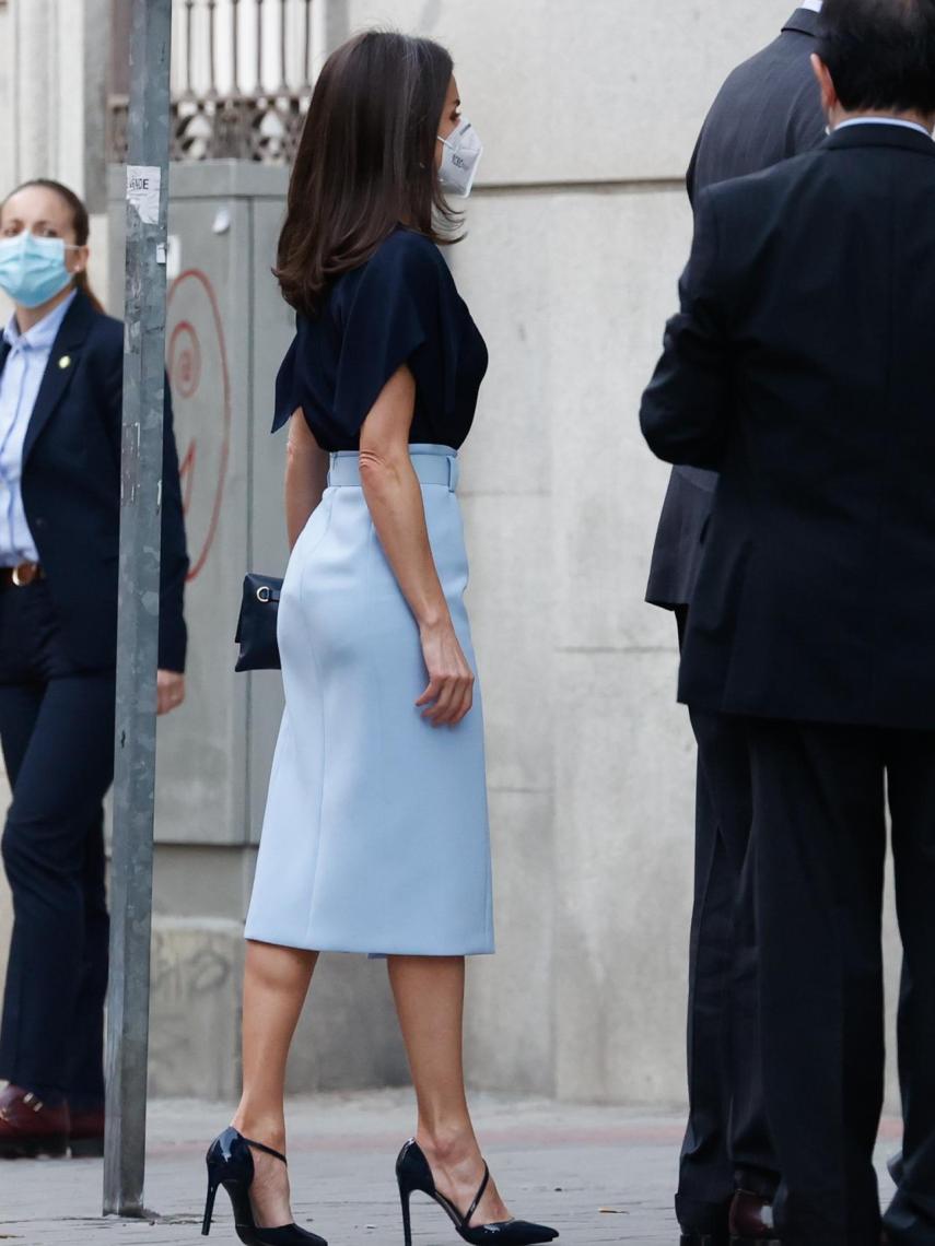 Letizia ha recuperado la falda azul celeste de Hugo Boss.