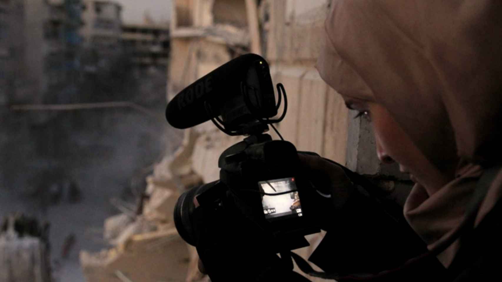 Waad al-Kateab, con la cámara grabando todo lo que ocurría en Siria.
