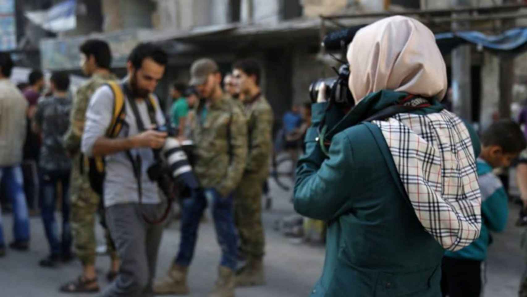 Waad al-Kateab, con la cámara grabando imágenes que se han emitido en todo el mundo.