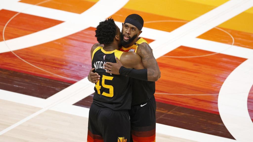 Donovan Mitchell y Royce O'Neale, durante un partido