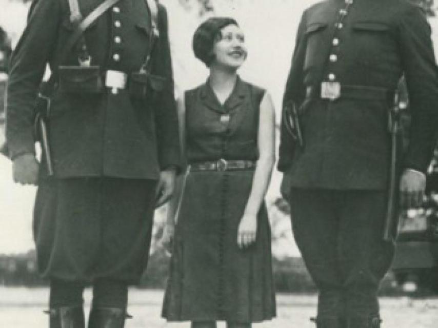 Josefina en 1932, haciendo un reportaje para Estampa sobre la guardia de asalto de la República.