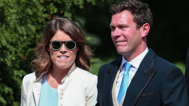 La princesa Eugenia de York luciendo gafas de Mr. Boho y su marido, Jack Brooksbank.