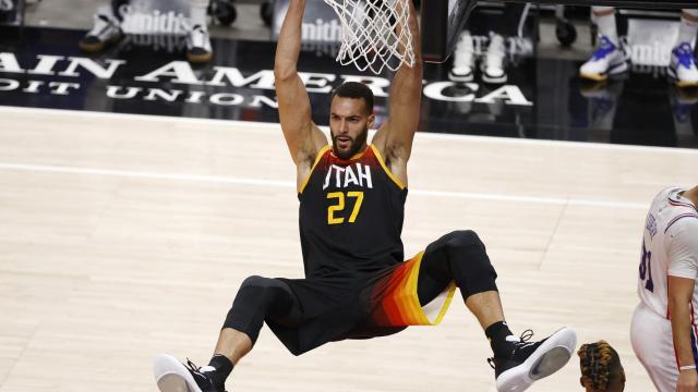 Rudy Gobert, machacando el aro con los Utah Jazz ante Philadelphia 76ers