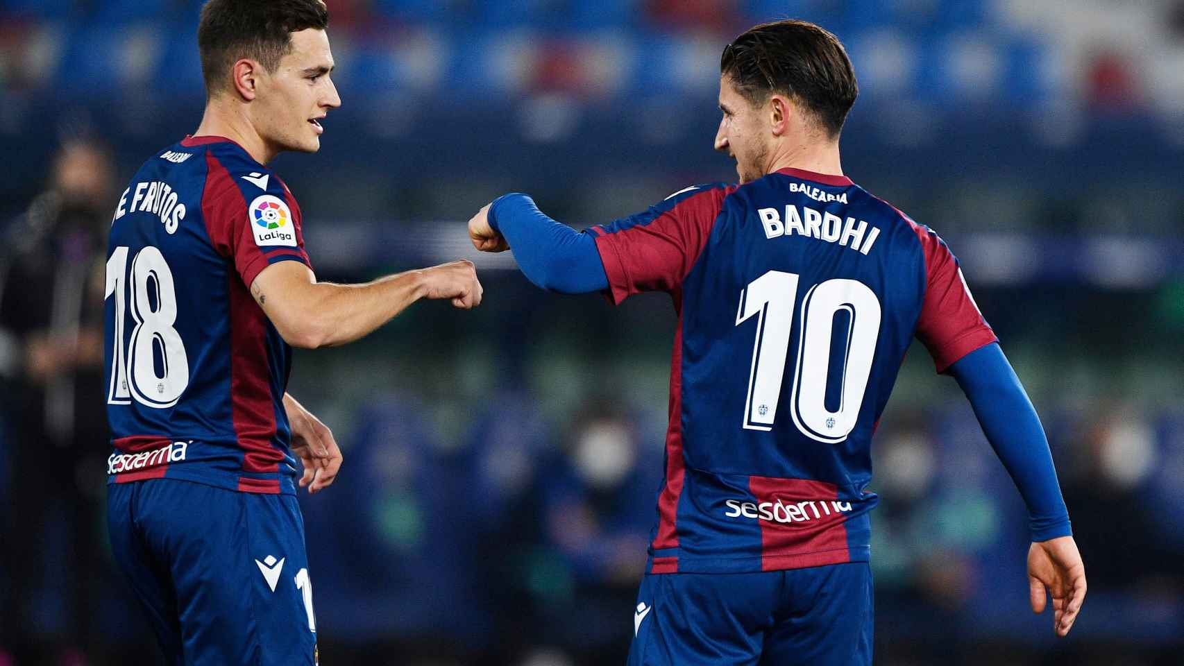 Bardhi celebra con Jorge de Frutos su gol al Atlético