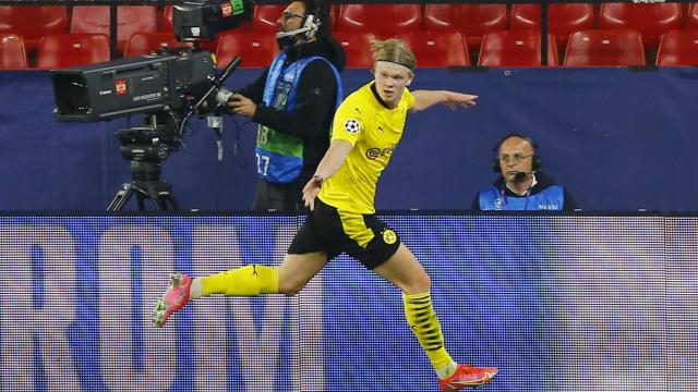 Erling Haaland celebra uno de sus goles al Sevilla en la Champions League