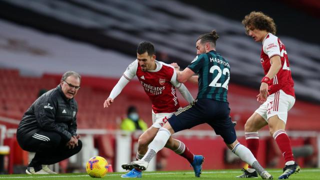 Dani Ceballos contrlando un balón con el Arsenal