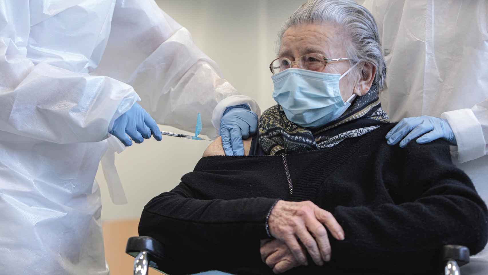 Una anciana recibe la primera dosis de la vacuna contra el coronavirus en Valencia.