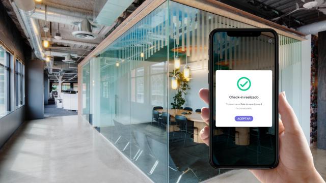 Un usuario realiza el check-in de una reserva de sala con la realidad aumentada de Bookker.