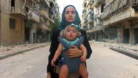 Waad al-Kateab, con su hija Sama en brazos.