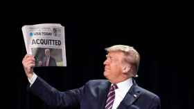 Donald Trump con la portada del periódico que certifica su absolución del 'impeachment'.
