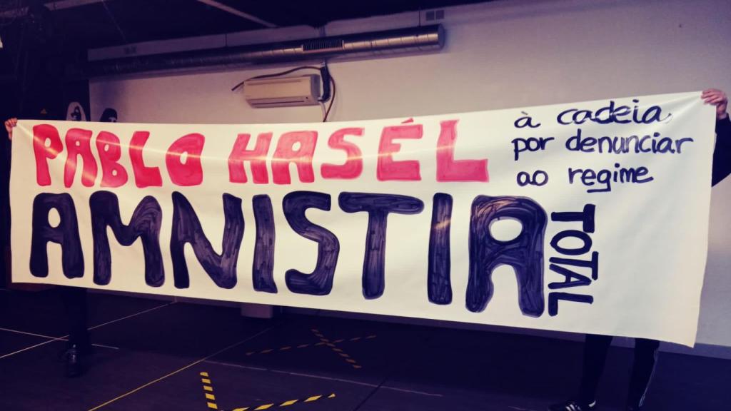 Pancarta en una concentración anterior en apoyo a Pablo Hasél