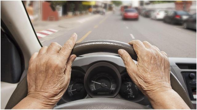 Anciano, conducir, coches.