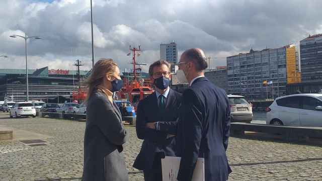 Feijóo junto a Vázquez Almuíña y Marta Fernández-Tapias durante una visita a Vigo.