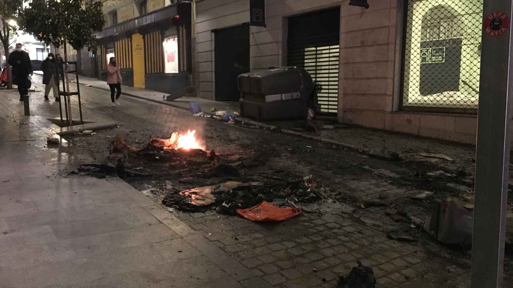 Contenedores quemados en los alrededores de la Puerta del Sol.