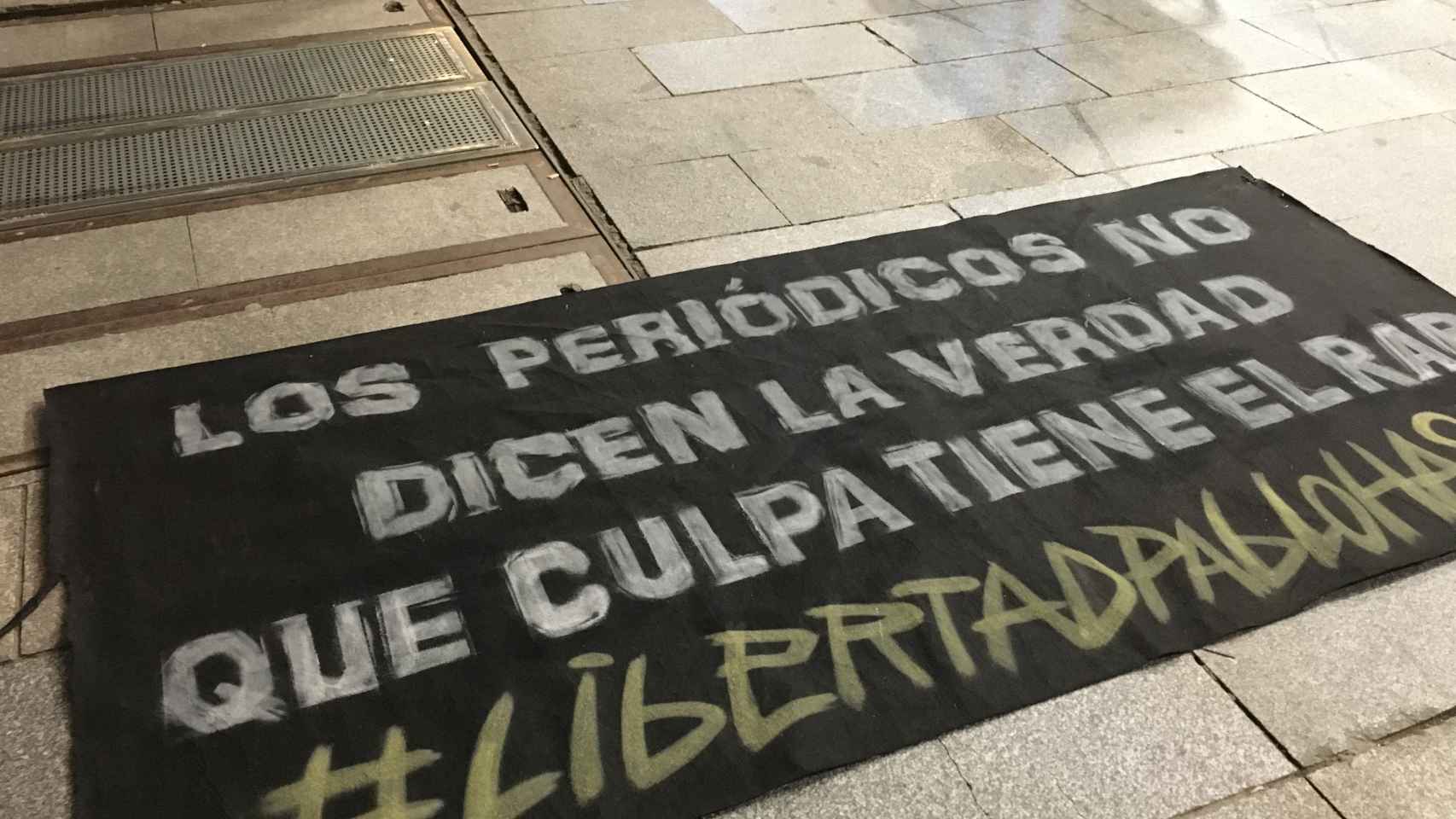 Una pancarta contra la prensa en la manifestación en Madrid.