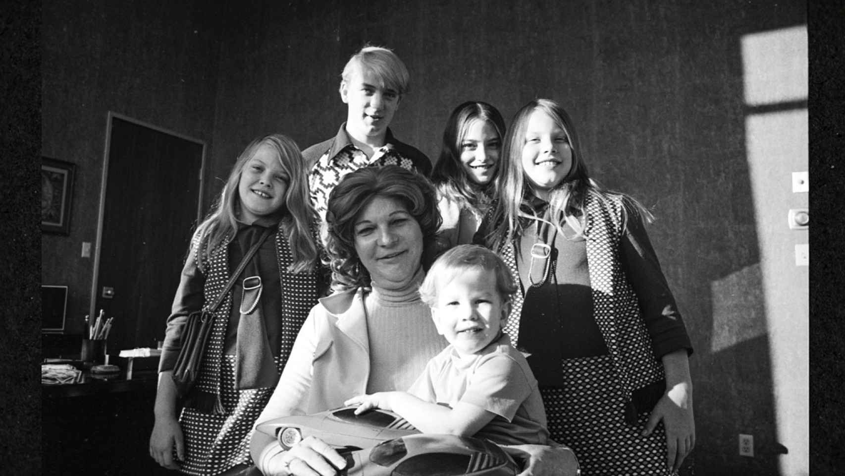 Liz Carmichael junto a sus hijos en 'The Lady and The Dale'.