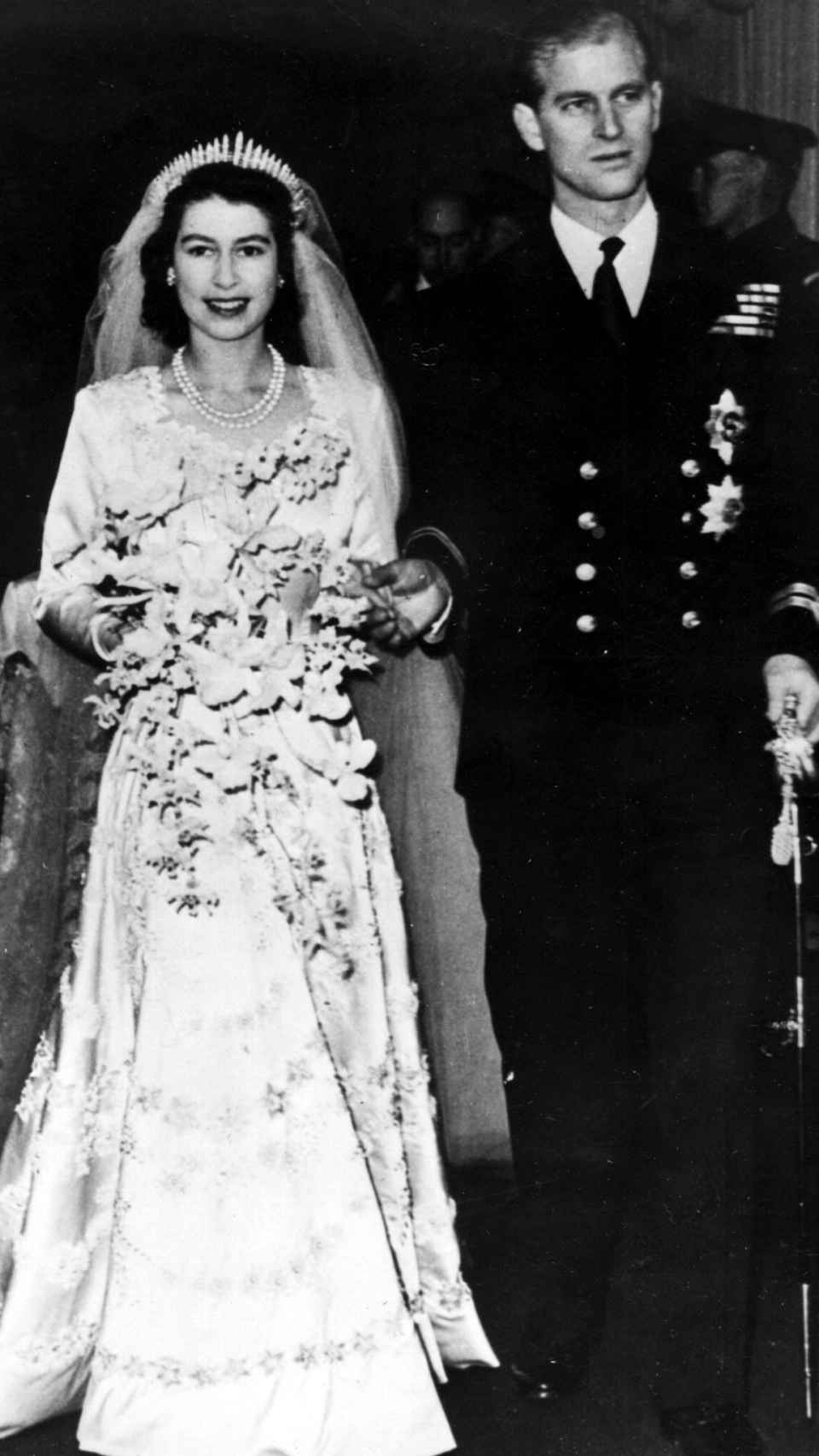 Los príncipes Isabel y Felipe dándose el 'sí, quiero' en la Abadía de Westminster el 20 de noviembre de 1947.