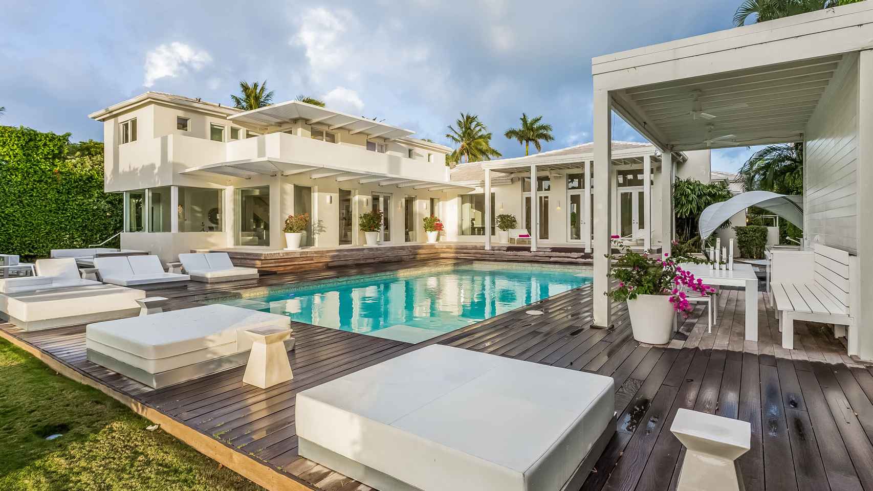 Imagen de la piscina de la 'casa maldita' de Shakira en Miami.