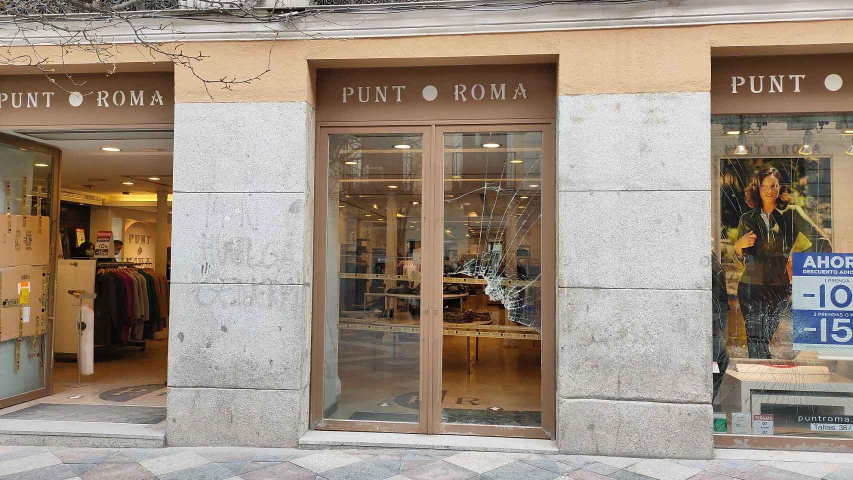 La tienda Punto Roma de la calle Arenal, destrozada tras la manifestación.