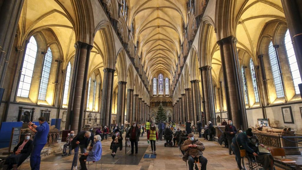 Personas recibiendo las dosis de  Pfizer-BioNTech contra la Covid-19 en la Catedral de Salisbury.