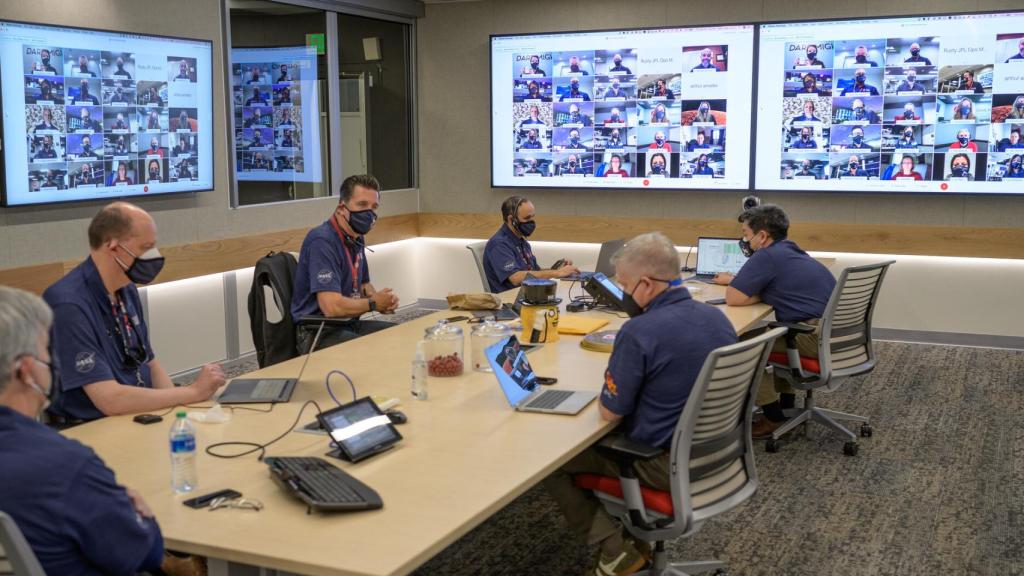 Reunión de miembros del equipo de gestión del rover de la NASA