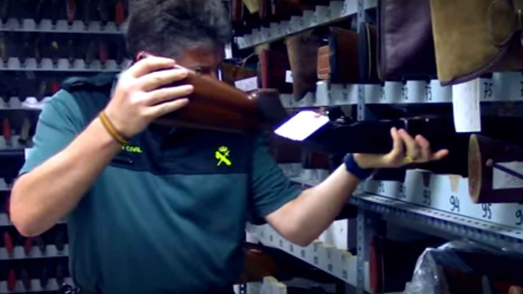 Un agente metiendo un escopeta en la Intervención de Armas de Huelva.