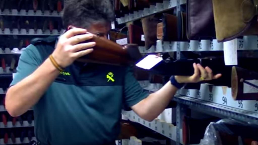 Un agente metiendo un escopeta en la Intervención de Armas de Huelva.