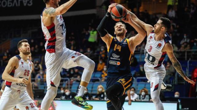 Baskonia defiende un ataque del Khimki